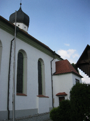 Südseite der Rißtissener Pfarrkirche; Inschrift im roten Kreis